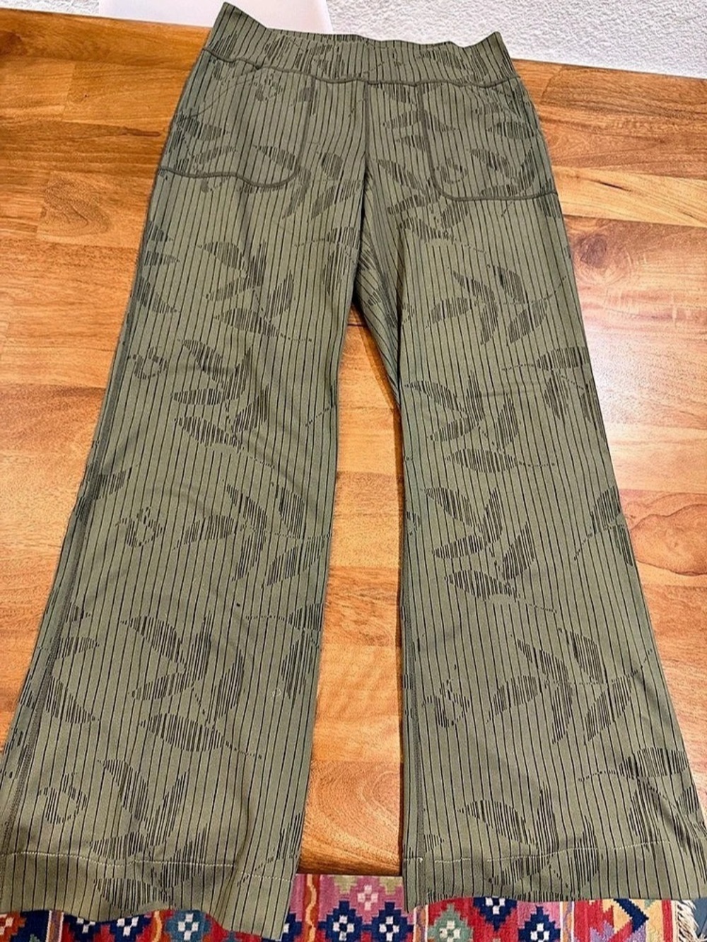 lululemon Olive Wide Leg Leggings w/ Abstract Tropical Print Women’s Size 6 Tall